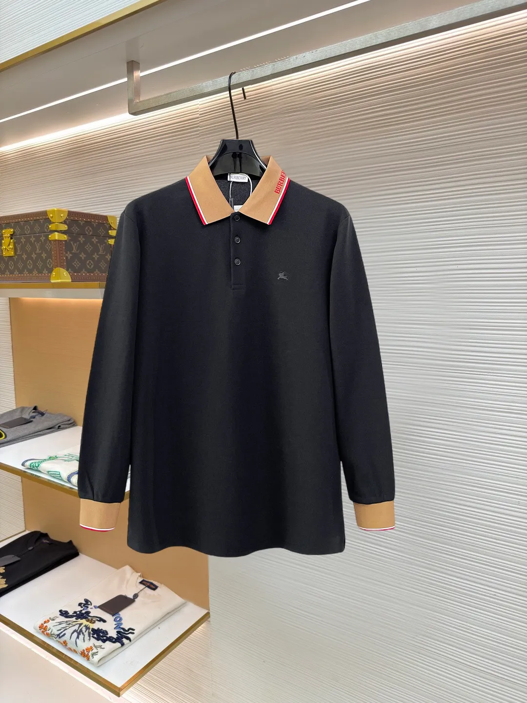 Burberry New Arrival long-sleeved Polo shirt, original fabric, official Same Style, made of 260 grams of pure cotton pique fabric, custom-made in the same vat, feels very comfortable and smooth, very wide and stylish, produced by a first-line brand Factory. The collar and collar ribs are woven with imported yarn and will not deform after long-term wear. The most New Arrival style in spring and summer, fashionable and individual, super Versatile and good-looking, very suitable for both men and women, a must-have style. Size: S-XXL